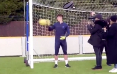 VIDEO: Thủ môn Chelsea vừa phỏng vấn vừa phản xạ như điện bằng 1 tay