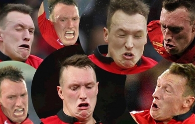 Á quân quyền Anh thế giới bị ví với hậu vệ MU vì vẻ mặt 'tức cười'