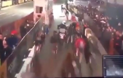 VIDEO: 'Kẻ ngáng đường' xuất hiện khiến đoàn đua xe ngã 'như ngả rạ'