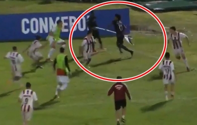 HÀI HƯỚC: Nhổ cột cờ phạt góc nghênh chiến cả sân