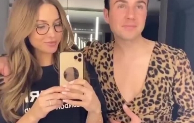 HÀI HƯỚC: Người hùng tuyển Đức mặc váy của vợ