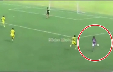 VIDEO: Độc diễn từ đầu đến cuối sân nhưng phanh không kịp