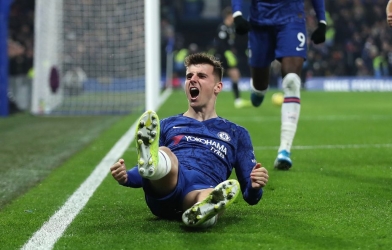 Sao Chelsea và West Ham trốn cách ly đi đá bóng phủi