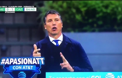 HÀI HƯỚC: Không có khán giả, HLV trêu 'huyền thoại' đối thủ