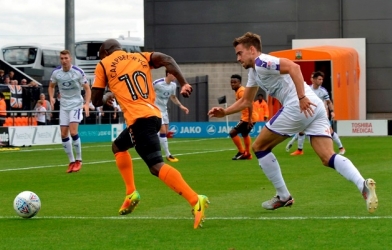 Đội bóng Anh đuổi việc HLV trưởng cùng 59 người vì COVID-19