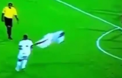 HÀI HƯỚC: Vấn đề về hình học của cầu thủ thể hiện ở cú xoạc bóng