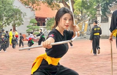 Hot girl Việt có body vạn người mê múa côn như Lý Tiểu Long