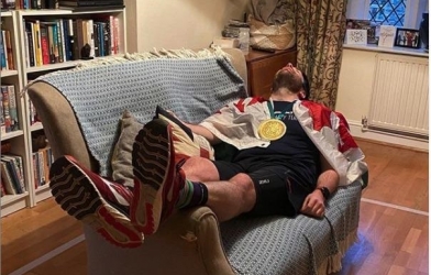 Kiệt sức vì chạy 4700 vòng quanh ghế để giết thời gian cách ly