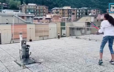 VIDEO: Đánh tennis 'xuyên' nhà cao tầng ngoạn mục nhất thế giới