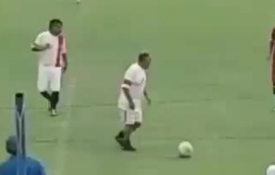 VIDEO: Ông già bụng phệ rê bóng qua cầu thủ trong sự ngỡ ngàng