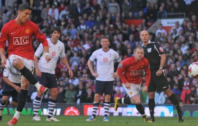Trọng tài fan MU mong Ronaldo đá hỏng penalty do ông thổi cho Quỷ Đỏ