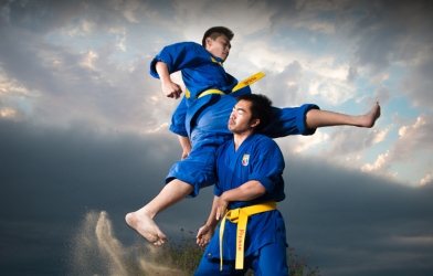 Thanh niên tay không đấu mã tấu khiến khán giả mãn nhãn