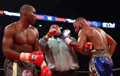 Đấm nhầm trọng tài, võ sĩ nhận kết cục cay đắng