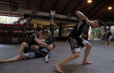 VIDEO: Johnny Trí Nguyễn dạy bài học quý giá cho võ sĩ MMA nước ngoài