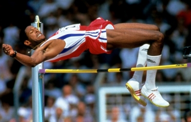 VIDEO: Cú nhảy thách thức cả nhân loại suốt 27 năm qua