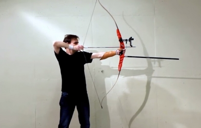 VIDEO: Siêu cung thủ bắn 1 mũi tên trúng 3 đích