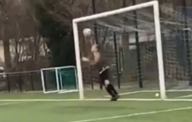 VIDEO: Thủ môn tâng bóng bằng đầu không đúng lúc và kết cục hài hước