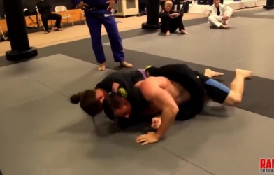 VIDEO: Gymer no đòn vì gây sự với nữ võ sĩ nhu thuật