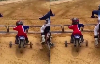 VIDEO: Cậu bé đi xe cút kít đua với mô tô phân khối lớn