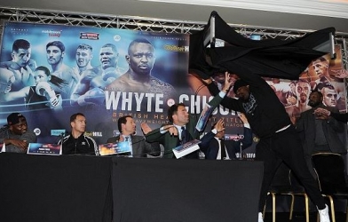 VIDEO: Đang họp báo, võ sĩ nhấc bổng bàn ném thẳng vào đối thủ