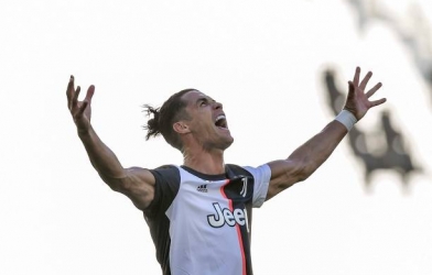 Ronaldo lập siêu phẩm 'nghìn ngày có một' giúp Juve đại thắng