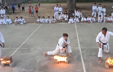 VIDEO: Võ sĩ tay không chặt vỡ ngói bốc lửa ngùn ngụt