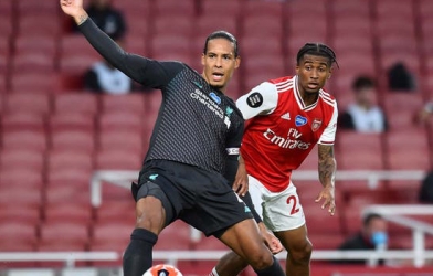 Van Dijk bị ví với David Luiz sau sai lầm trận Arsenal vs Liverpool