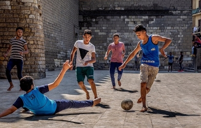 VIDEO: Sút bóng lên mái nhà, hai thanh niên tìm ra 'kho báu'