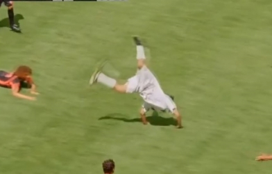 VIDEO: Màn ăn vạ đẹp mắt và hài hước nhất trong bóng đá