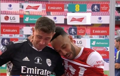 Arsenal bán người hùng cho đội trụ hạng