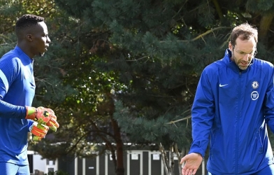 Thủ môn Chelsea không muốn Cech thi đấu