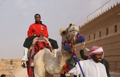 Evra đăng ảnh cưỡi lạc đà, kêu gọi sa thải ban lãnh đạo MU