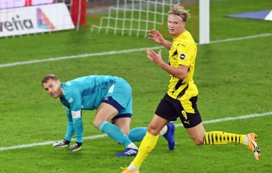 VIDEO: Haaland xử lý 'cồng kềnh' hiếm thấy để hạ được Neuer