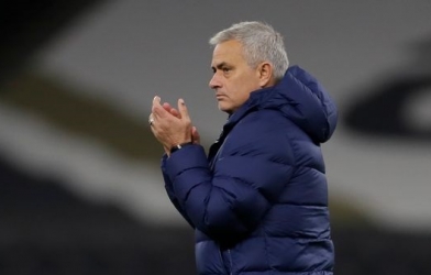 Phản ứng của Mourinho khi hai cầu thủ Tottenham biến mất