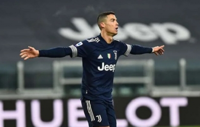 Ronaldo trở thành cầu thủ ghi nhiều bàn thắng nhất lịch sử bóng đá