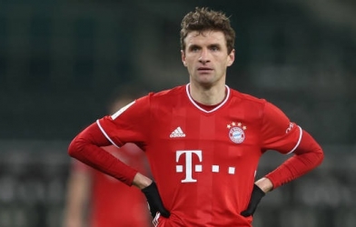 Muller nổi nóng với phụ nữ khi Bayern bị loại bởi đội hạng 2