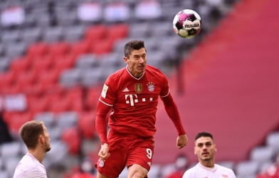 Lewandowski lập hattrick trong trận đấu Bayern mất người từ sớm