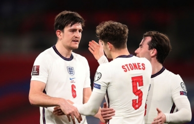 Đội trưởng MU bảo vệ và khích lệ cầu thủ đội kình địch