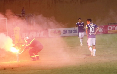 CĐV Nam Định đốt pháo sáng tại Hàng Đẫy đã bị bắt