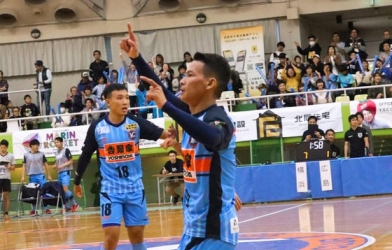 Tuyển thủ Futsal Việt Nam ghi bàn tại giải đấu của Nhật Bản