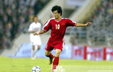 Văn Quyến bất ngờ bị báo châu Á gọi tên