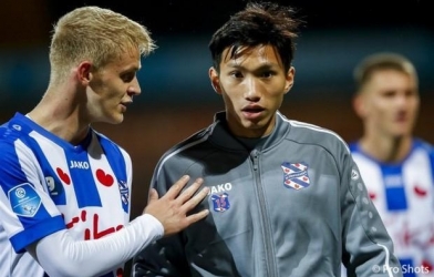 Văn Hậu tự tin chỉ huy hàng phòng ngự của Jong Heerenveen