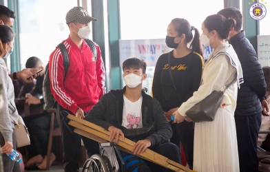 Mẹ Duy Mạnh khóc khi nhìn con ngồi xe lăn sang Singapore phẫu thuật