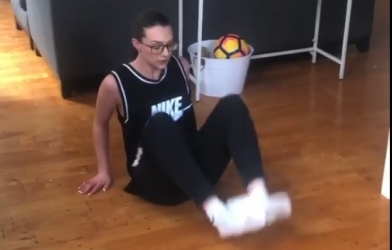 VIDEO: 'Thánh nữ' tâng giấy vệ sinh khiến Messi phải khóc thét