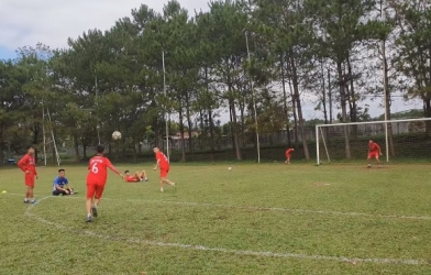 VIDEO: Đàn em Công Phượng tái hiện siêu phẩm volley của Zidane