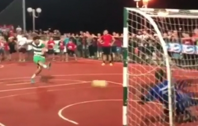 VIDEO: Thủ môn dính lời nguyền 'quẩy sớm ăn gì' và cái kết bất ngờ