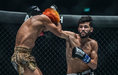 'Chơi hèn hạ', võ sĩ Thái Lan mất chức vô địch trên sân nhà