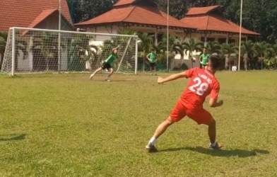 VIDEO: Thủ môn khóa 4 HAGL JMG trổ tài phản xạ như De Gea