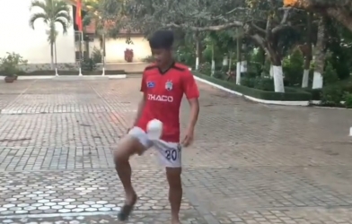 VIDEO: U19 HAGL tâng giấy vệ sinh bằng dép tổ ong cực đỉnh