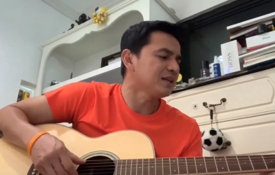 VIDEO: Kiatisuk trổ tài đàn hát bằng tiếng Việt cực chất